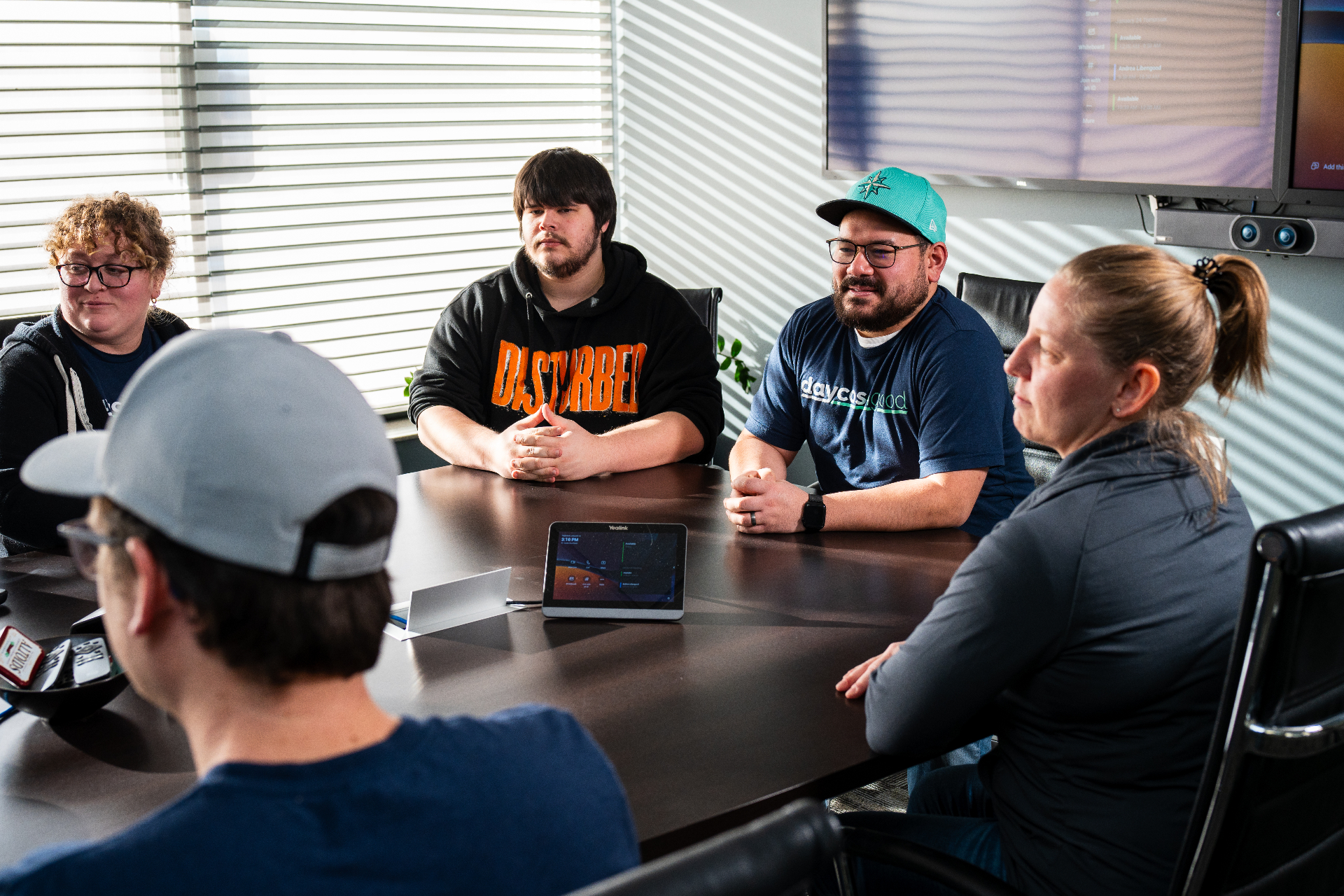 Daycos team collaborating on relocation financial operations