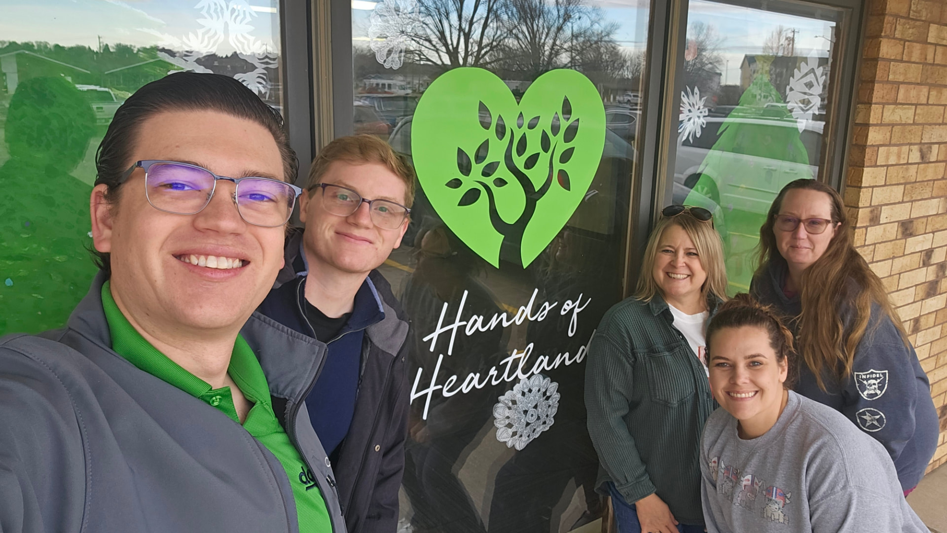 Daycos employees volunteering at Hands of Heartland